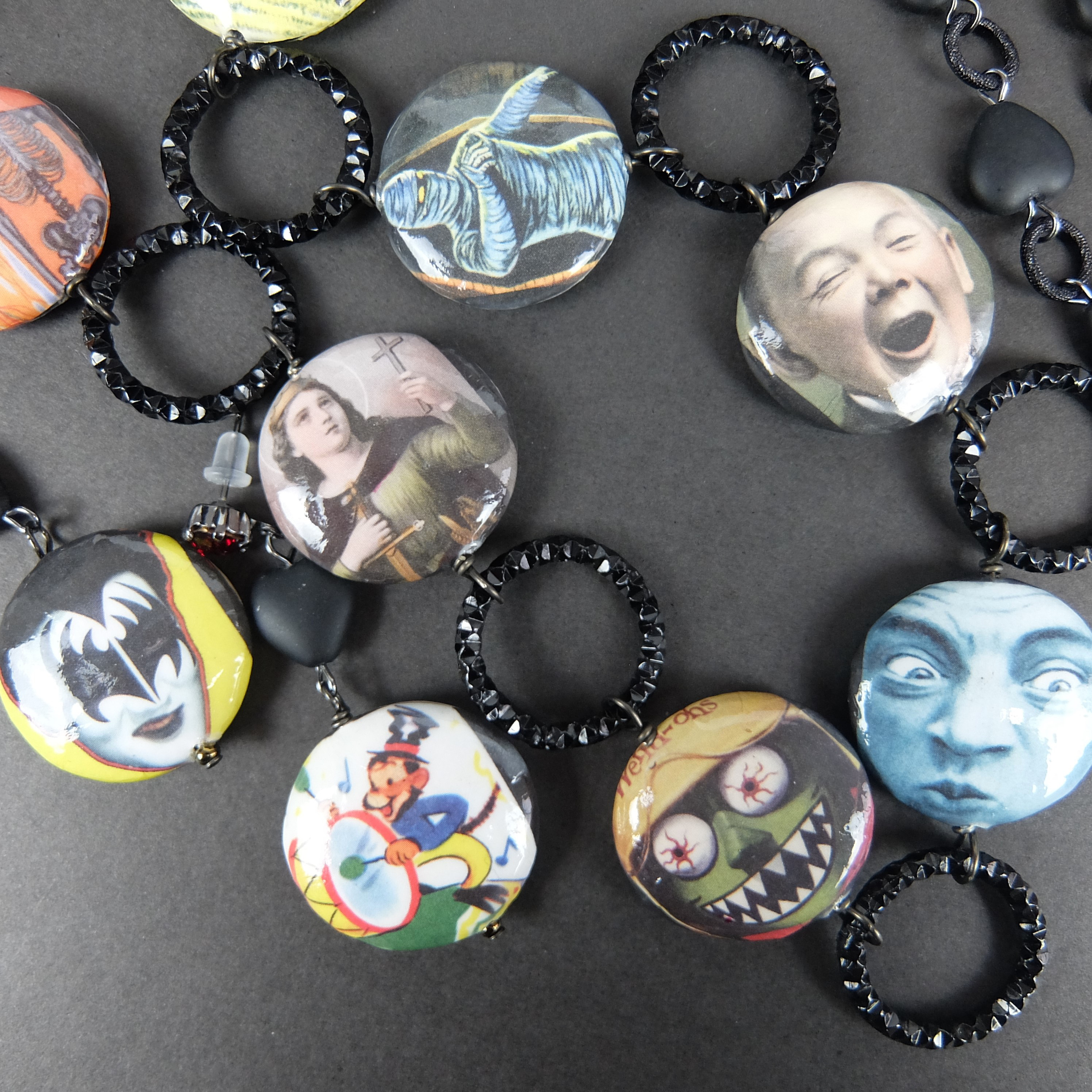 エッセレ・アメリカンポップイラストディスク＆レザーディスク ロングネックレスとピアスのセット