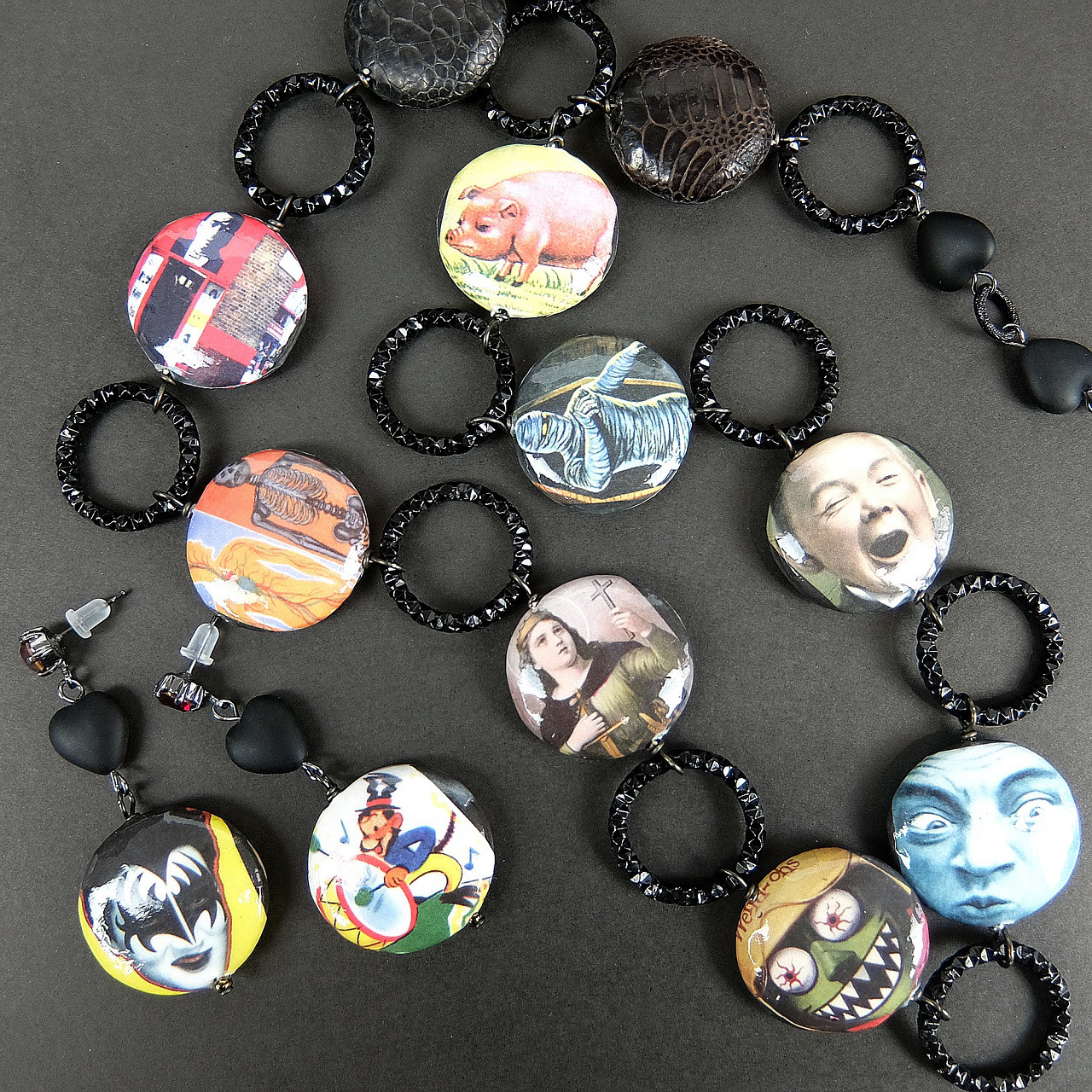 エッセレ・アメリカンポップイラストディスク＆レザーディスク ロングネックレスとピアスのセット