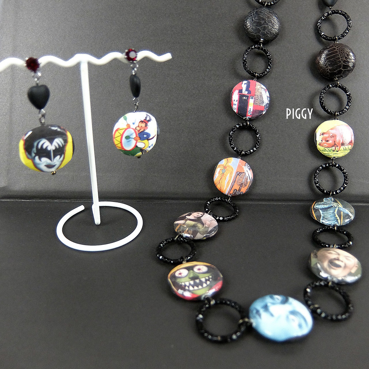 エッセレ・アメリカンポップイラストディスク＆レザーディスク ロングネックレスとピアスのセット