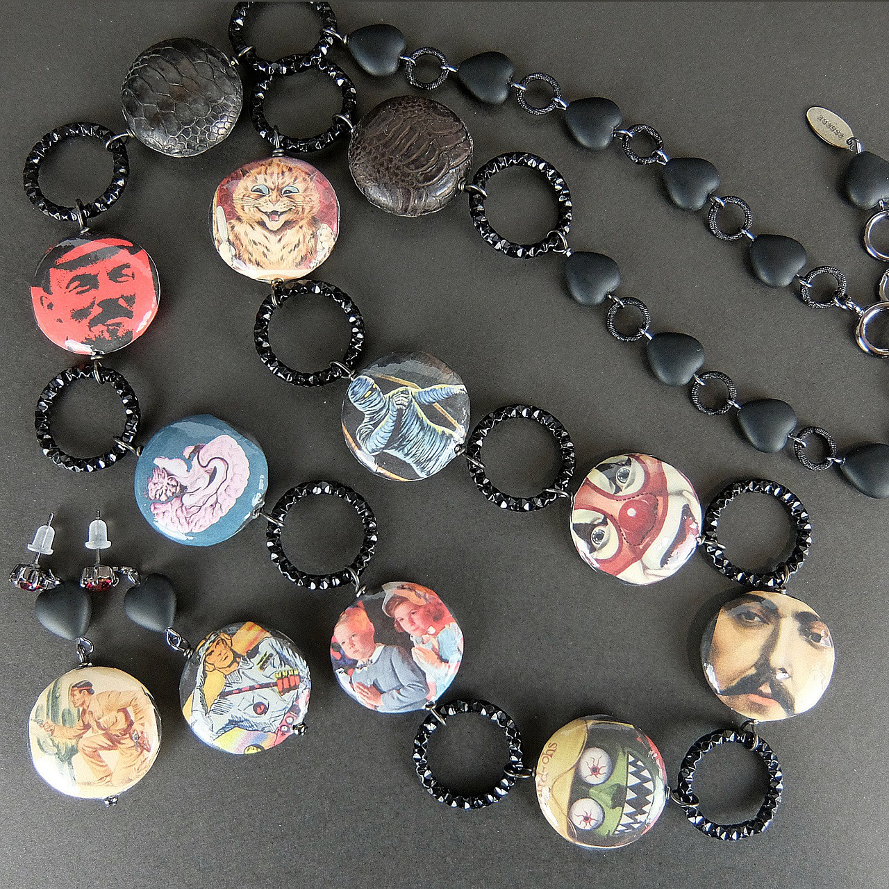 エッセレ・アメリカンポップイラストディスク＆レザーディスク ロングネックレスとピアスのセット