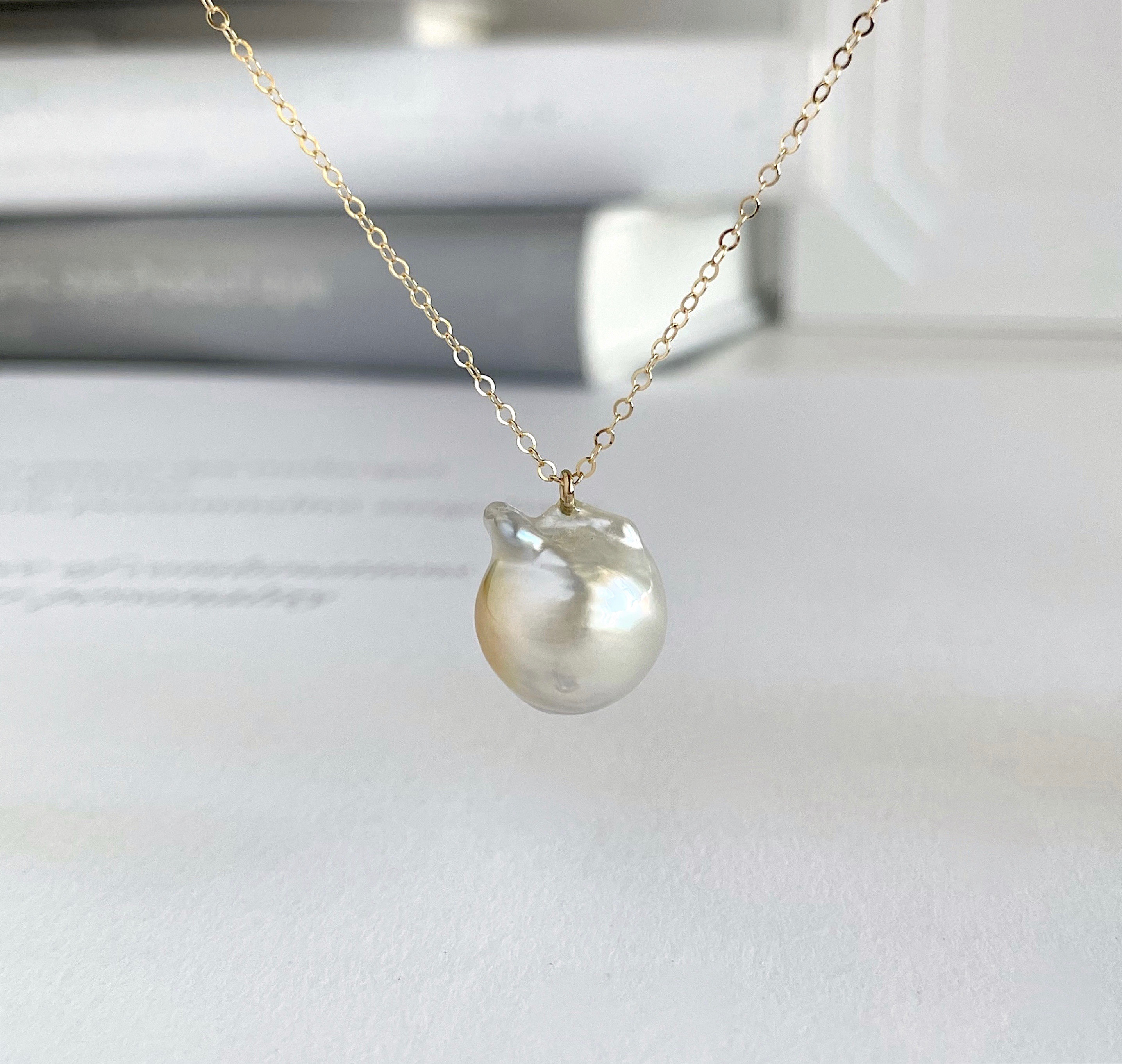 いびつな形と２色の色が味わえる  南洋パールのペンダント(K14gf)