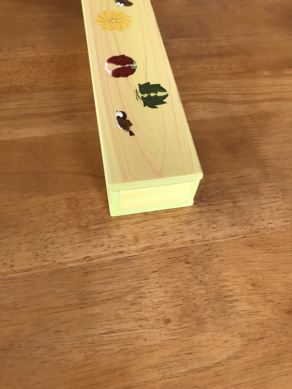 食卓に置ける箸箱　黄色い箸箱（雀と茗荷文）　カトラリーケース　メガネ入れ　小物入れ　蓋付き木製　少人数用 5枚目の画像