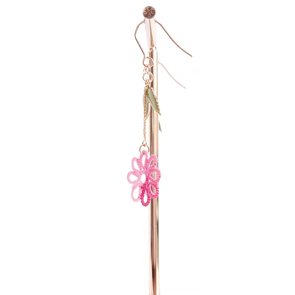 【揺れる秋桜】タティングレースで作ったランダムピンクのピアス 3枚目の画像