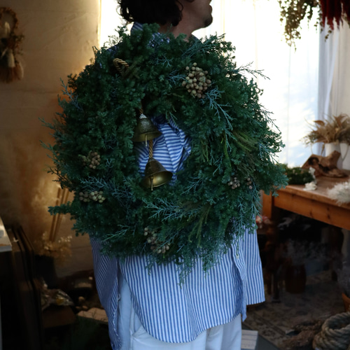 店舗装飾〉ベルが鳴る！森のリース 50cm / クリスマスリース