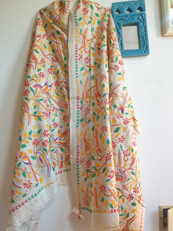 《インド伝統工芸》カンタ刺繍　大判ストール　楽園の鳥たち ストール ZYX1948925035(14960円)