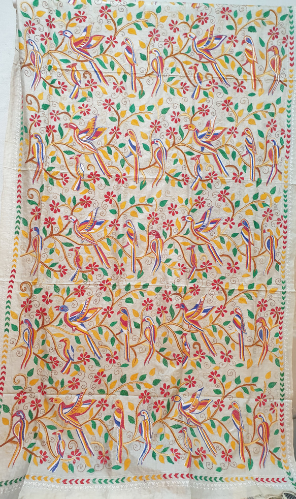 《インド伝統工芸》カンタ刺繍　大判ストール　楽園の鳥たち ストール ZYX1948925035(14960円)