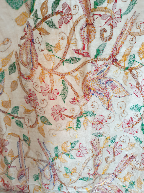 《インド伝統工芸》カンタ刺繍　大判ストール　楽園の鳥たち 5枚目の画像