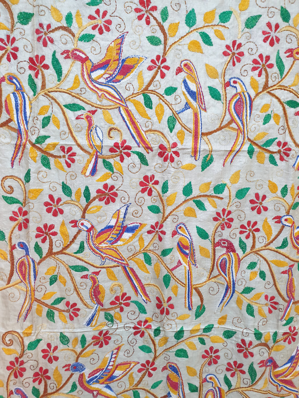 《インド伝統工芸》カンタ刺繍　大判ストール　楽園の鳥たち 4枚目の画像