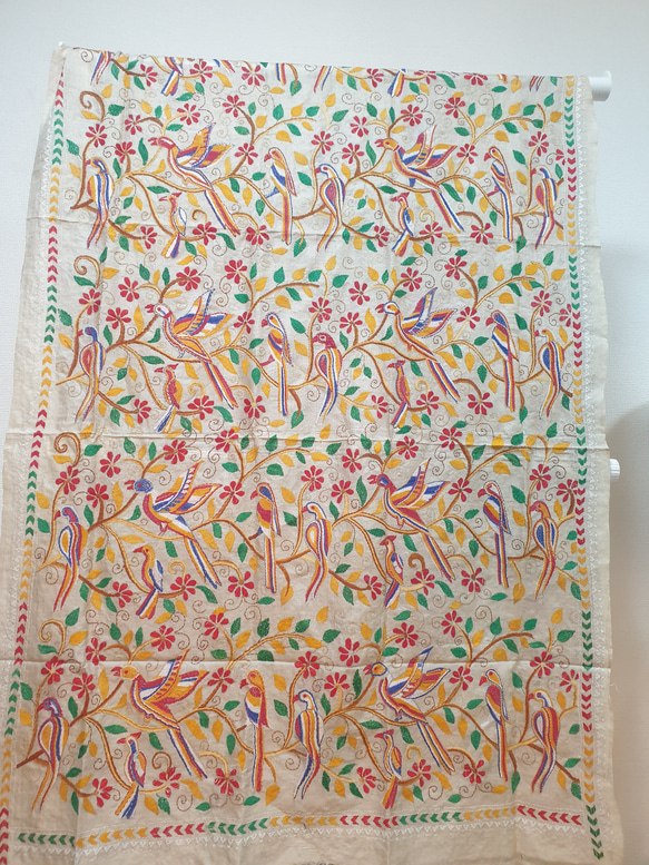 《インド伝統工芸》カンタ刺繍　大判ストール　楽園の鳥たち ストール ZYX1948925035(14960円)