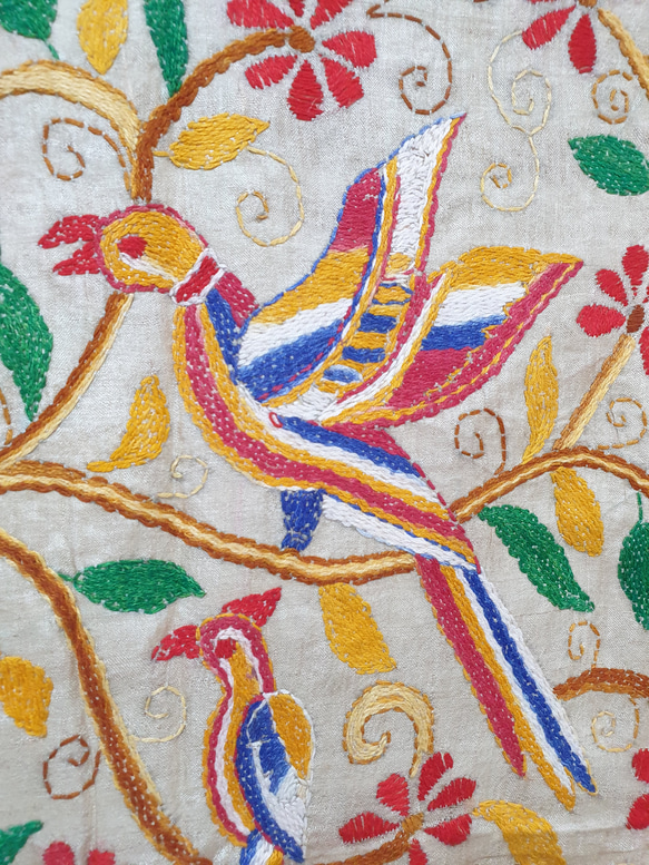 《インド伝統工芸》カンタ刺繍　大判ストール　楽園の鳥たち ストール ZYX1948925035(14960円)