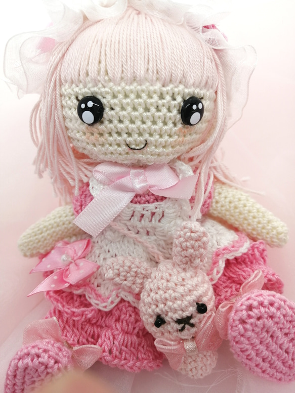 ハンドメイド あみぐるみ ピンク髪の女の子 渡り歩い