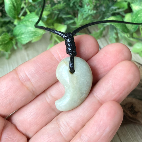 都内で 成功へ導く勾玉/翡翠/パワー 天然石 ストーン ペンダント ヒスイ