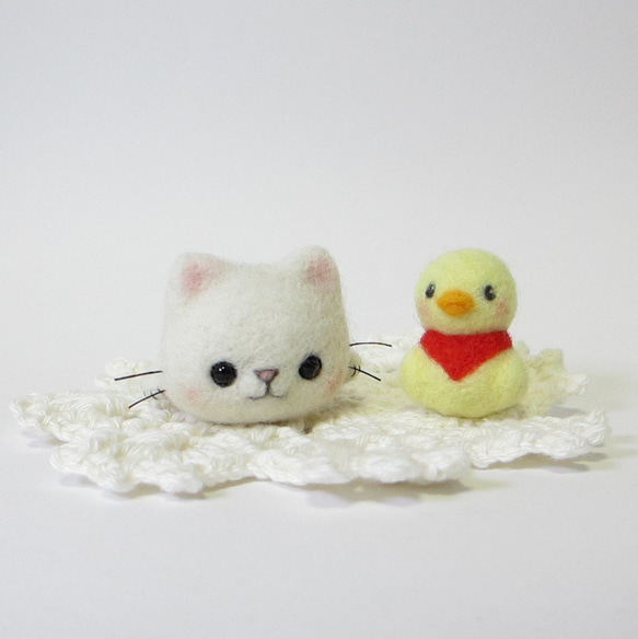 羊毛フェルト　猫　白猫　ひよこ　ミニチュア　インテリア　ギフト　ハンドメイド 1枚目の画像