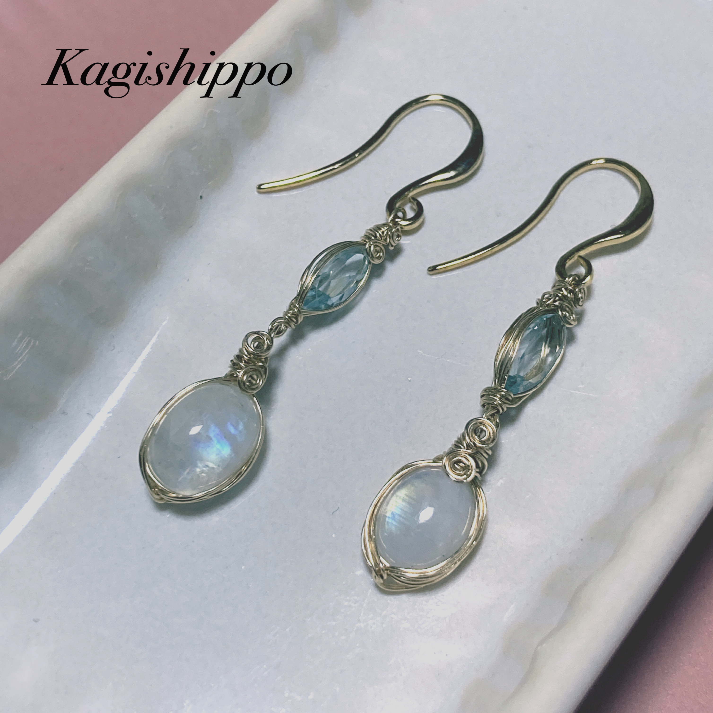 レインボームーンストーンとブルートパーズのピアス