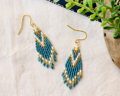 ネイビー　フリンジ　白　ピアス　イヤリング　タッセル　ネイティブ　モノトーン 再販】白椿のミニタッセル【ピアス/イヤリング】夏椿 緑 青