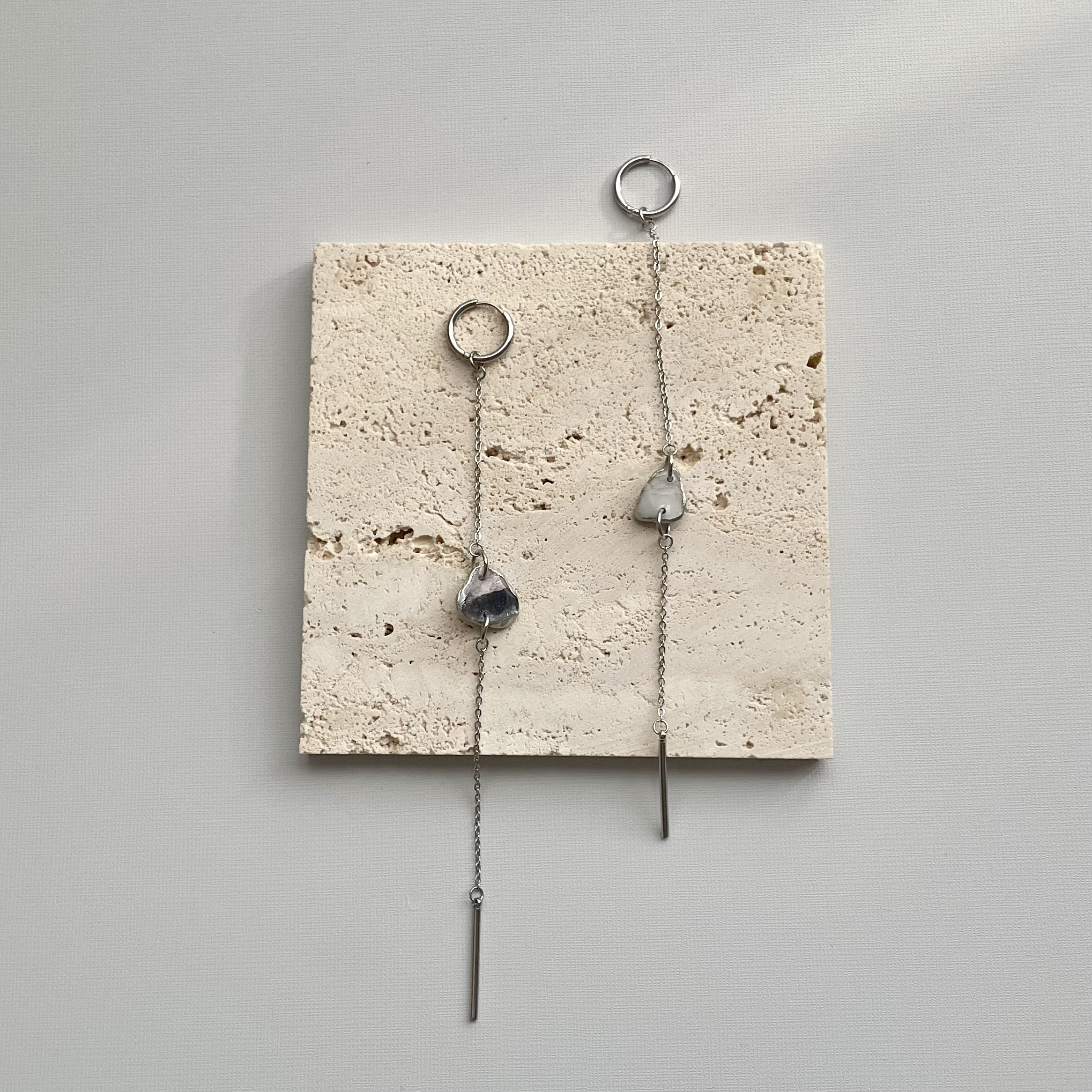 牡蠣殻×銀継ぎ　アシンメトリーフープピアス　サージカルステンレス　オイスターシェル　揺れる　チェーンピアス　シルバー