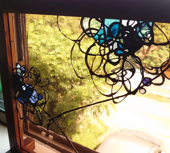 ステンドグラスパネル　バラとハニーちゃん ステンドグラス ミニパネル フラワー・青サークル 15cm | iichi