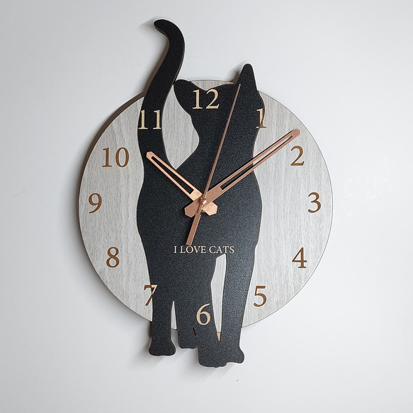 【期間限定値下げ3000円引き】【文字入れ】ねこちゃん はみ出し壁掛け時計 猫2　黒  静音壁掛け時計 1枚目の画像