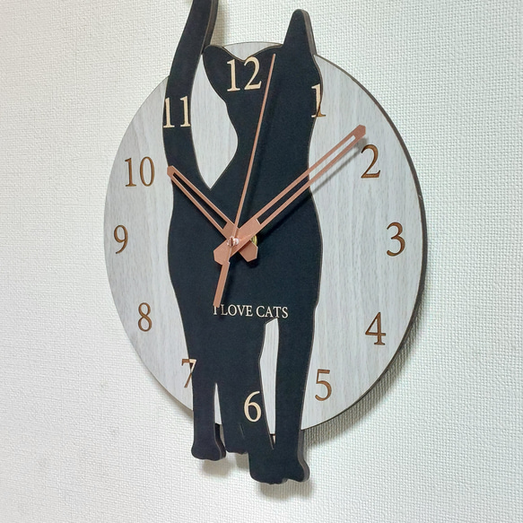 【期間限定値下げ3000円引き】【文字入れ】ねこちゃん はみ出し壁掛け時計 猫2　黒  静音壁掛け時計 3枚目の画像