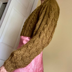 クロップ丈手編みニット　長め袖　ケーブルニット模様編み　オリーブブラウン 3枚目の画像