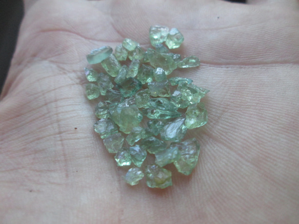 N.3989 アレキサンドライト・原石14g 変色性のある希少石 ・緑色から青色へカラーチェンジ 原石のアレキサンドライトは これは アレキサンドライトは しかし