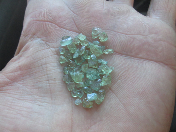 N.3989 アレキサンドライト・原石14g 変色性のある希少石 ・緑色から青色へカラーチェンジ 原石のアレキサンドライトは これは アレキサンドライトは しかし