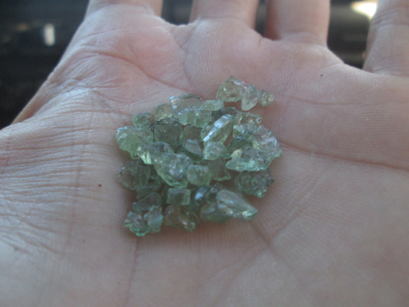 N.3989 アレキサンドライト・原石14g 変色性のある希少石 ・緑色から青色へカラーチェンジ 原石のアレキサンドライトは これは アレキサンドライトは しかし