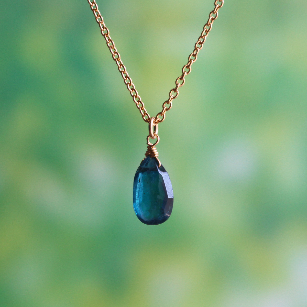 インディゴブルーカイヤナイト＜ペアシェイプ＞のネックレス（K14GF）