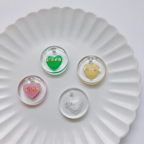 【匿名発送】カラフルハートモチーフ レジンチャーム ハンドメイド】UVレジン ハート チャーム カラフル - メルカリ