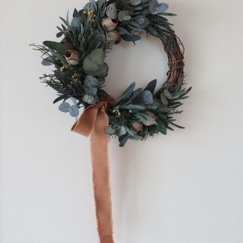 ブルーファンタジアとユーカリと花々のリース 土と風の植物園｜＜Happy Birthday＞ブルーファンタジアとカリナ