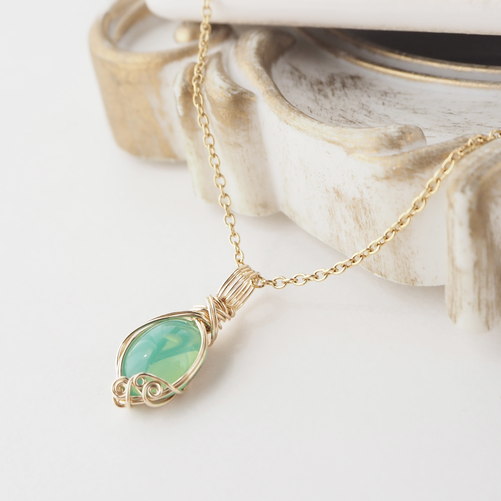 ヴィンテージ/チェコ製ウランガラスのネックレス 美しい艶めき ワイヤーラッピング サージカルステンレス 40/45㎝