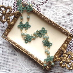 タティングレースの小花とビルマ翡翠のネックレス 5枚目の画像