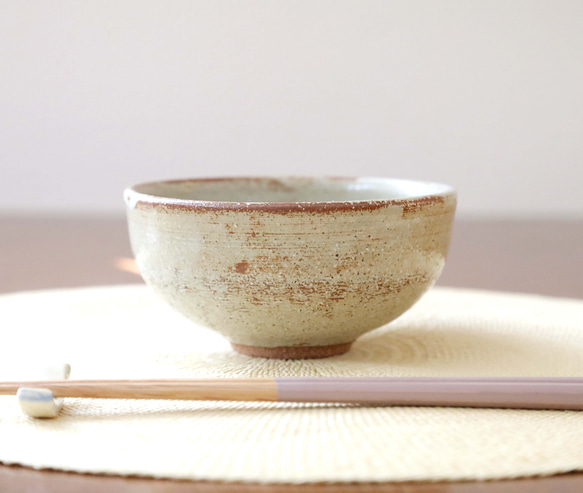 赤陶土と白釉の飯碗 1枚目の画像