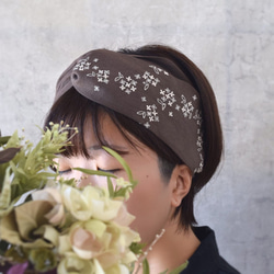 金木犀の刺繍クロスヘアバンド《ブラウン》 リネン クロスターバン ヘアターバン 秋色 1枚目の画像