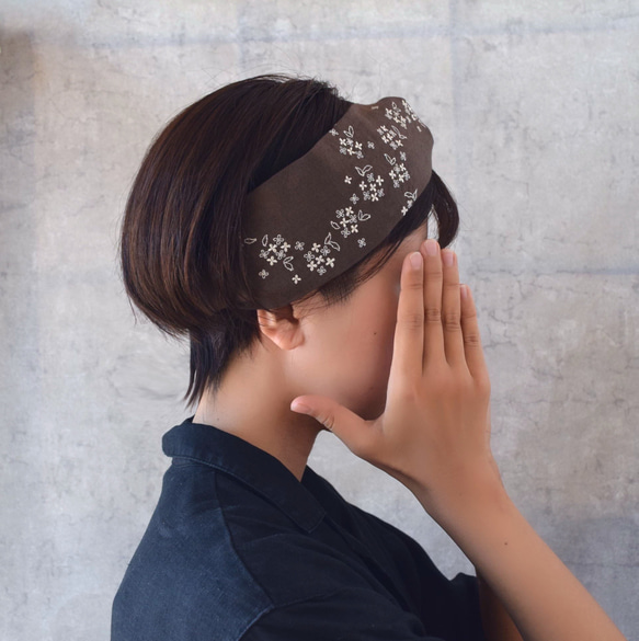 金木犀の刺繍クロスヘアバンド《ブラウン》 リネン クロスターバン ヘアターバン 秋色 4枚目の画像