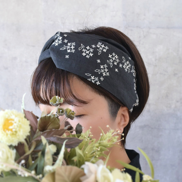 金木犀の刺繍クロスヘアバンド《アイボリーブラック》 リネン クロスターバン ヘアターバン 秋色 1枚目の画像