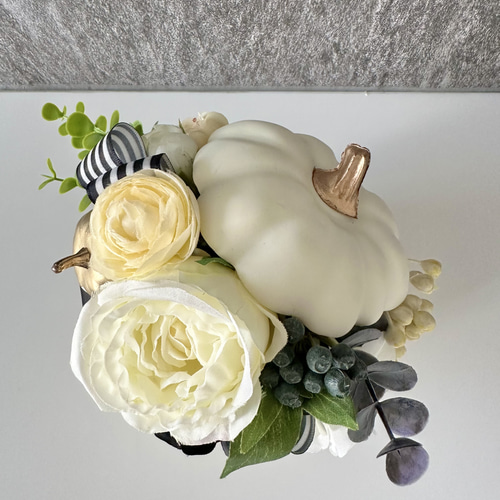 ホワイトパンプキンのハロウィンアレンジメント アートフラワー