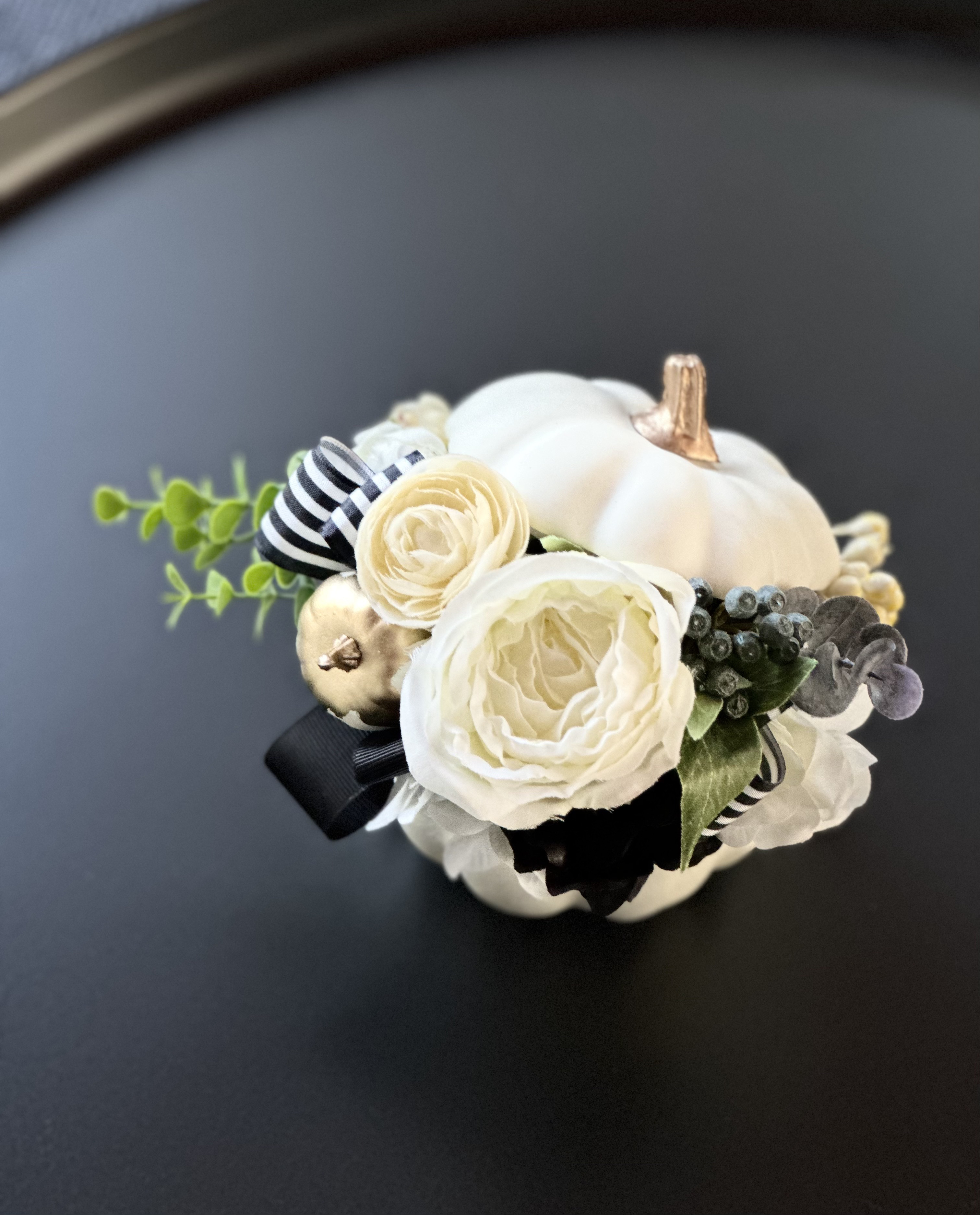 ホワイトパンプキンのハロウィンアレンジメント アートフラワー アート