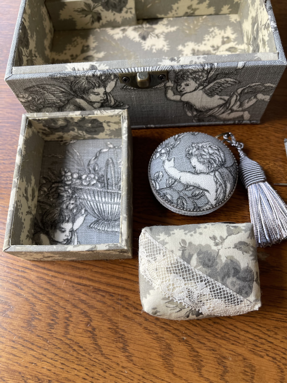 カルトナージュミニ裁縫箱です。天使の生地とフリフリのアンティークレース。すごーく可愛い‼︎ 4枚目の画像
