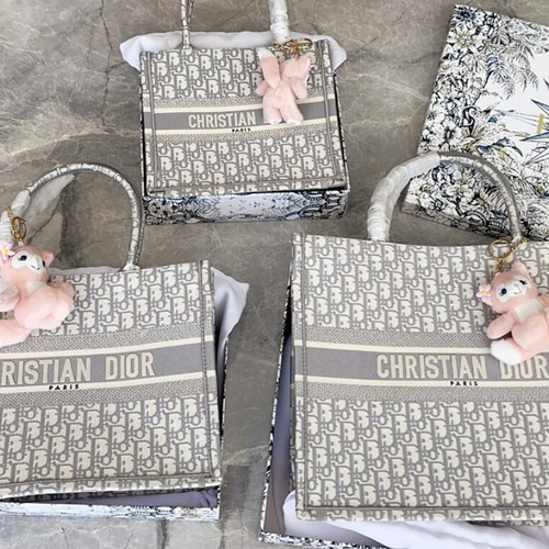 【好感度たっぷり♪】DIOR トートバッグ 可愛い刺繍♪》DIOR Book Tote バッグ ミニ ストラップ付き