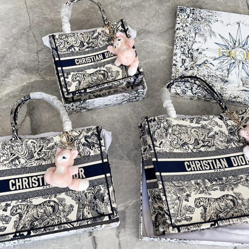 Dior展オリジナルトートバッグ 3D刺繍がかわいい】Dior☆バック スモール《BOOK TOTE》 (Dior
