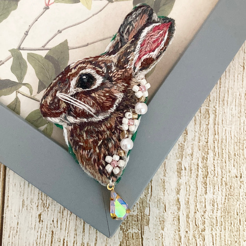 駆けるうさぎ 刺繍ブローチ くるみボタン 駆けるうさぎ 刺繍ブローチ くるみボタン