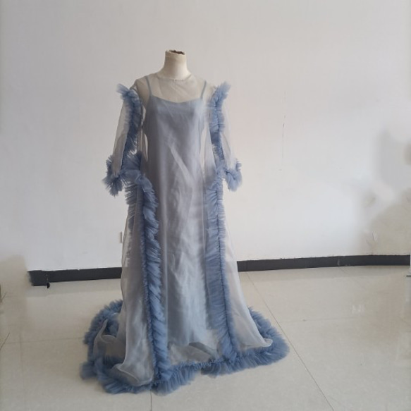 美麗的透明透明透明透明藍色荷葉邊連身裙，蓬鬆的連身裙，看起來非常時尚，拍婚紗照 第1張的照片