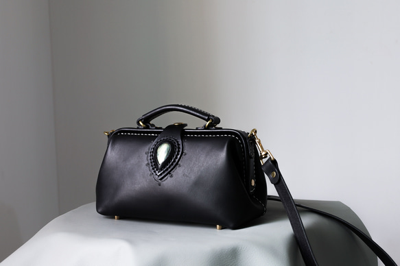 天然石材與皮革的結合，大受歡迎！這款橫扣包是一款純手工縫製的女士皮革單肩包，秋冬夏季皆宜。 第1張的照片