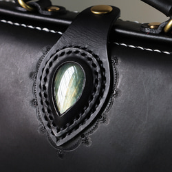 天然石材與皮革的結合，大受歡迎！這款橫扣包是一款純手工縫製的女士皮革單肩包，秋冬夏季皆宜。 第7張的照片