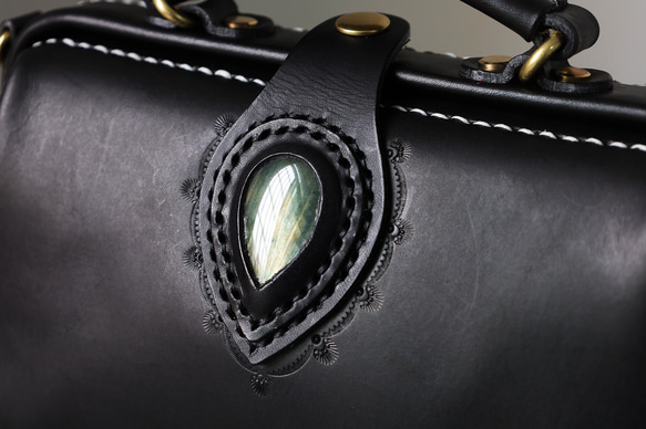 天然石材與皮革的結合，大受歡迎！這款橫扣包是一款純手工縫製的女士皮革單肩包，秋冬夏季皆宜。 第7張的照片