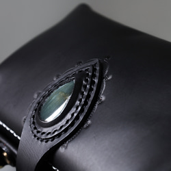 天然石材與皮革的結合，大受歡迎！這款橫扣包是一款純手工縫製的女士皮革單肩包，秋冬夏季皆宜。 第8張的照片