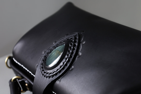 天然石材與皮革的結合，大受歡迎！這款橫扣包是一款純手工縫製的女士皮革單肩包，秋冬夏季皆宜。 第8張的照片