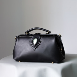 天然石材與皮革的結合，大受歡迎！這款橫扣包是一款純手工縫製的女士皮革單肩包，秋冬夏季皆宜。 第3張的照片