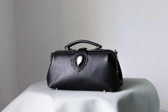 天然石材與皮革的結合，大受歡迎！這款橫扣包是一款純手工縫製的女士皮革單肩包，秋冬夏季皆宜。 第3張的照片